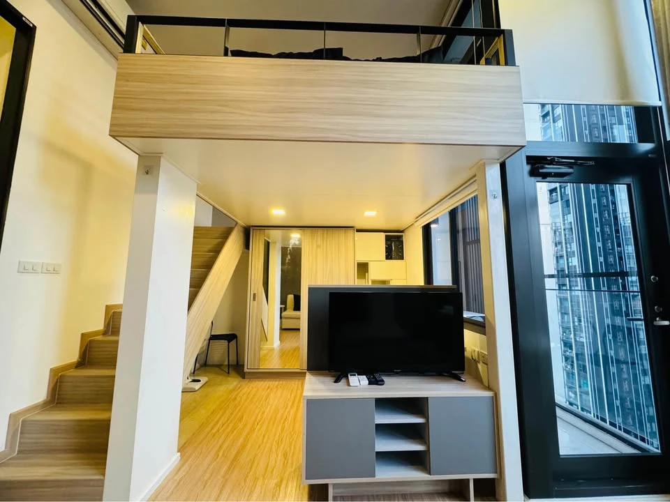 For rent Chewathai Residence Asoke, fully furnished room, ready to move in, complete electrical appliances, good view, book now.
