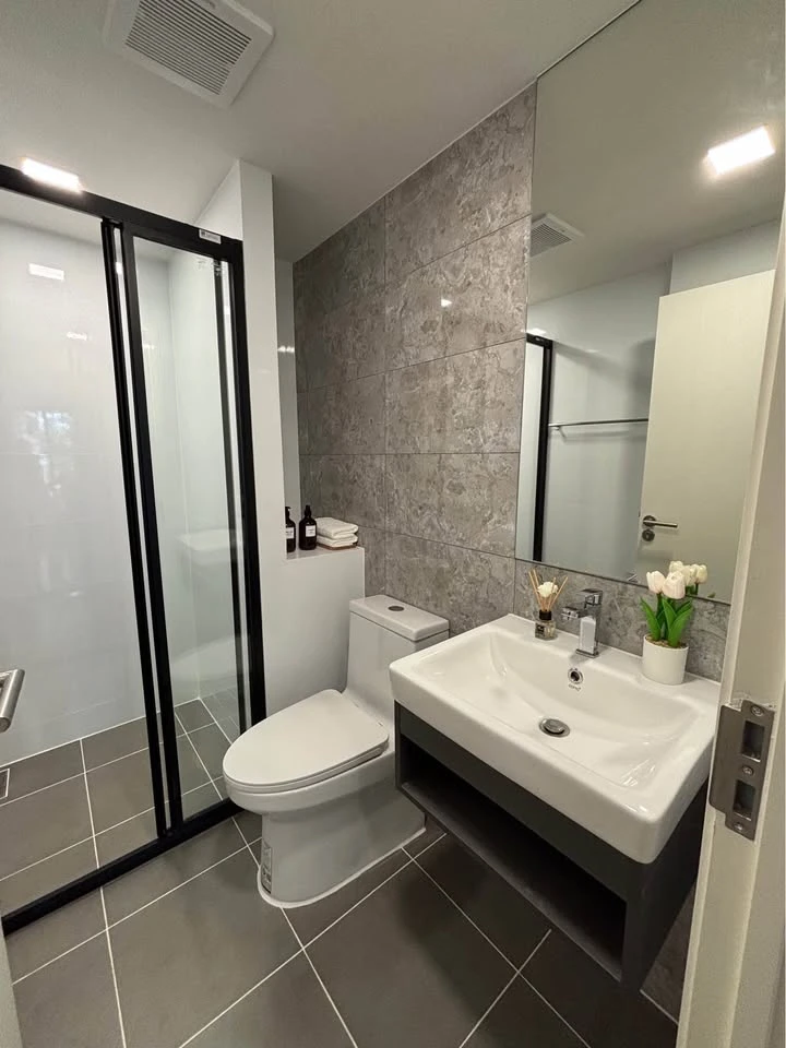 For rent condo Atmoz Tropicana Bangna, a beautifully decorated room with complete furniture and appliances. Hurry and reserve before you miss your cha