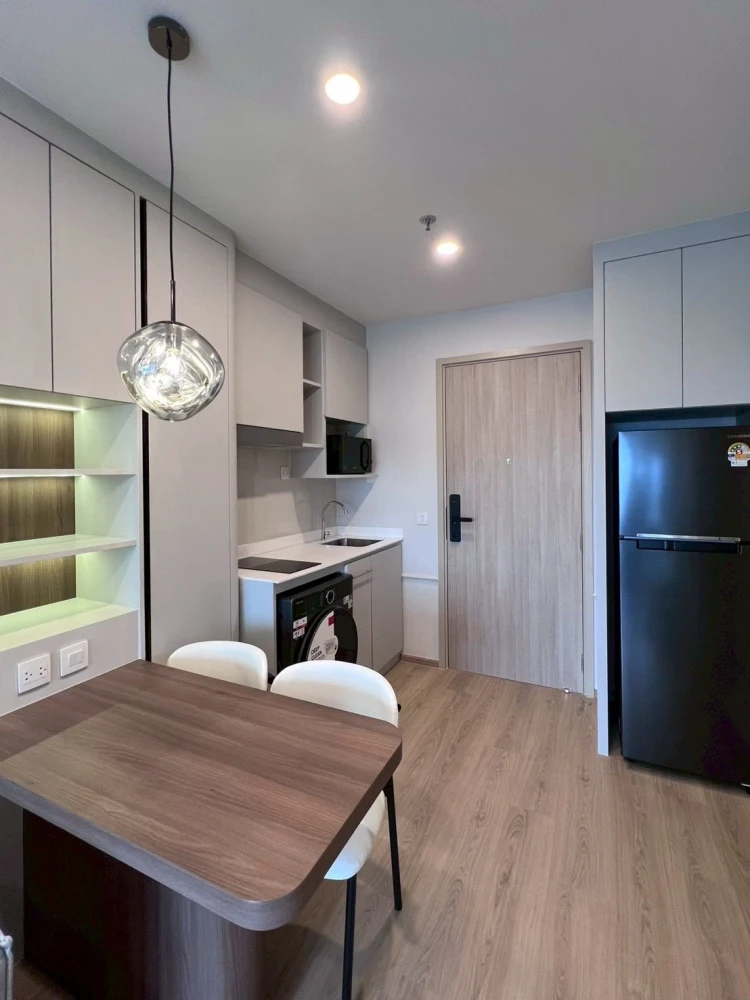 Condo for rent: Life Rama 4 - Asoke. Nicely decorated unit with high-quality built-in furniture. Amazing price! Book today! Don't miss out!