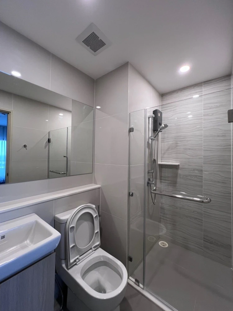 Condo for rent: Life Rama 4 - Asoke. Nicely decorated unit with high-quality built-in furniture. Amazing price! Book today! Don't miss out!