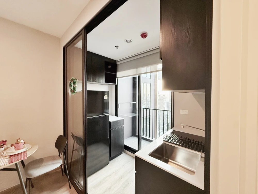 For rent condo Noble Nue District R9, fully furnished room, ready to move in, high floor, good view, I tell you, you must not miss it.