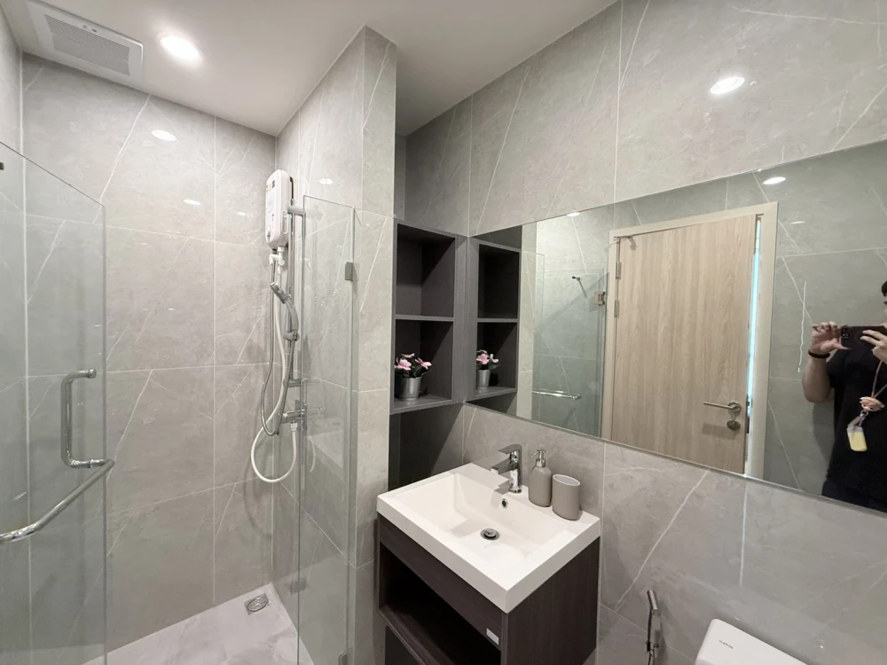 For rent condo Noble Nue District R9, fully furnished room, ready to move in, high floor, good view, I tell you, you must not miss it.