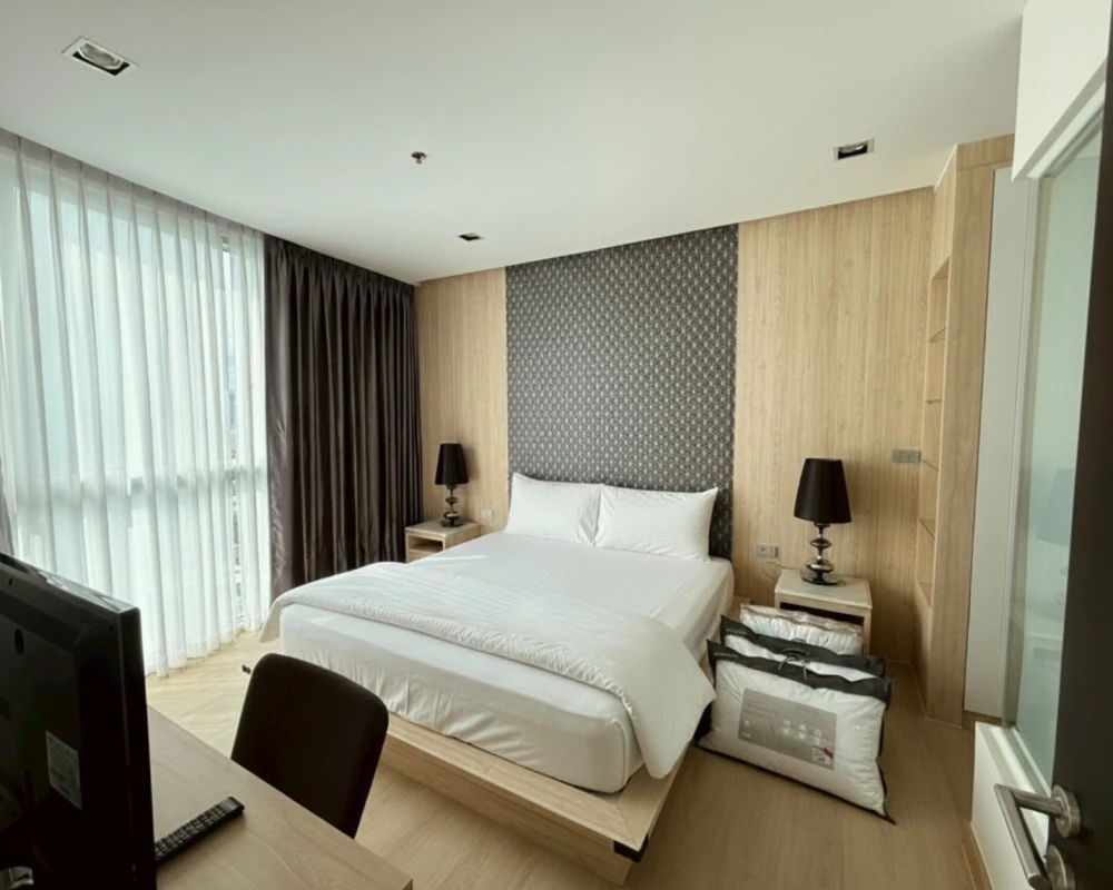 For rent condo Sky Walk & Weltz Residence, spacious room, 41st floor, high floor, beautiful view, convenient, complete here, come and reserve now.
