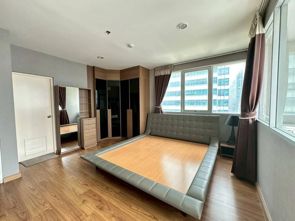 For rent condo St.Louis Grand Terrace, large room, comfortable living, 18th floor, high view, hurry up and come reserve, don't miss out.