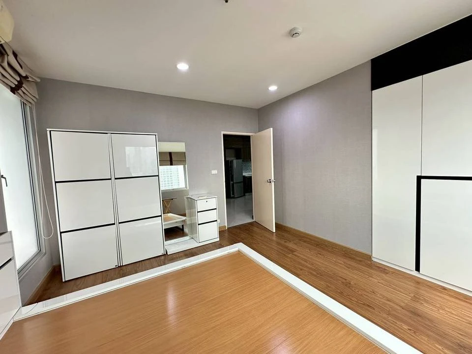 For rent condo St.Louis Grand Terrace, large room, comfortable living, 18th floor, high view, hurry up and come reserve, don't miss out.