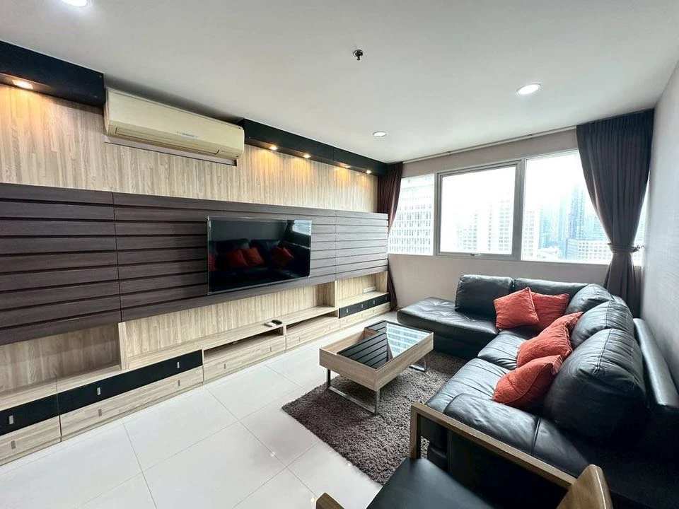 For rent condo St.Louis Grand Terrace, large room, comfortable living, 18th floor, high view, hurry up and come reserve, don't miss out.