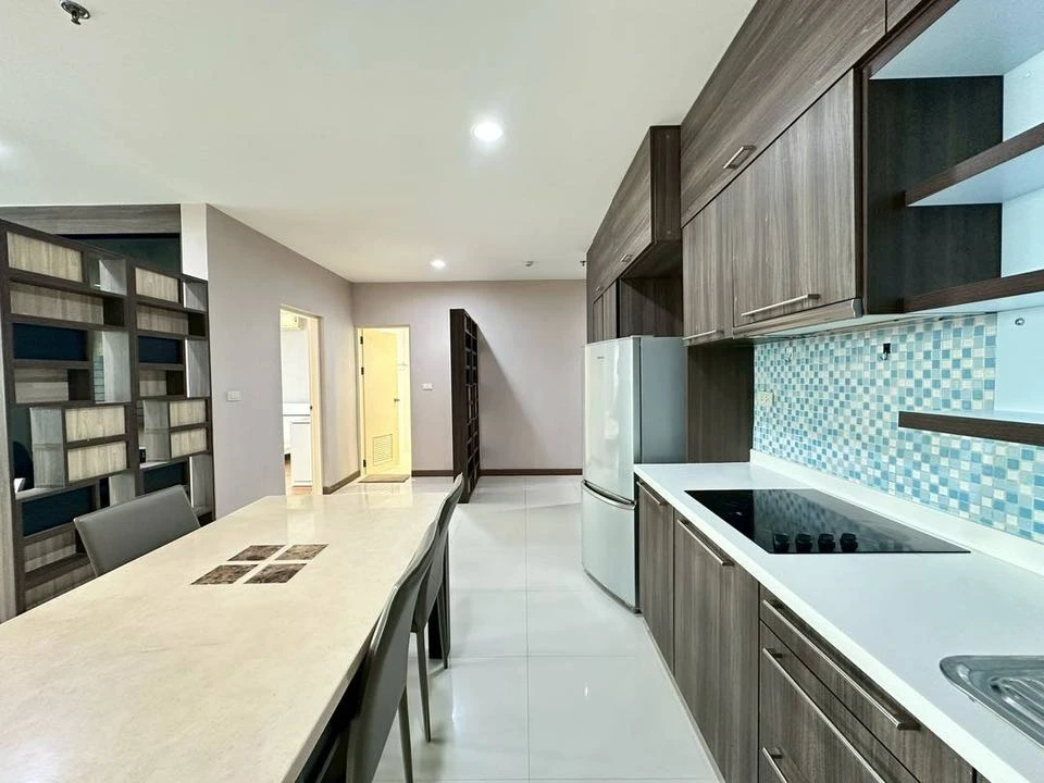 For rent condo St.Louis Grand Terrace, large room, comfortable living, 18th floor, high view, hurry up and come reserve, don't miss out.