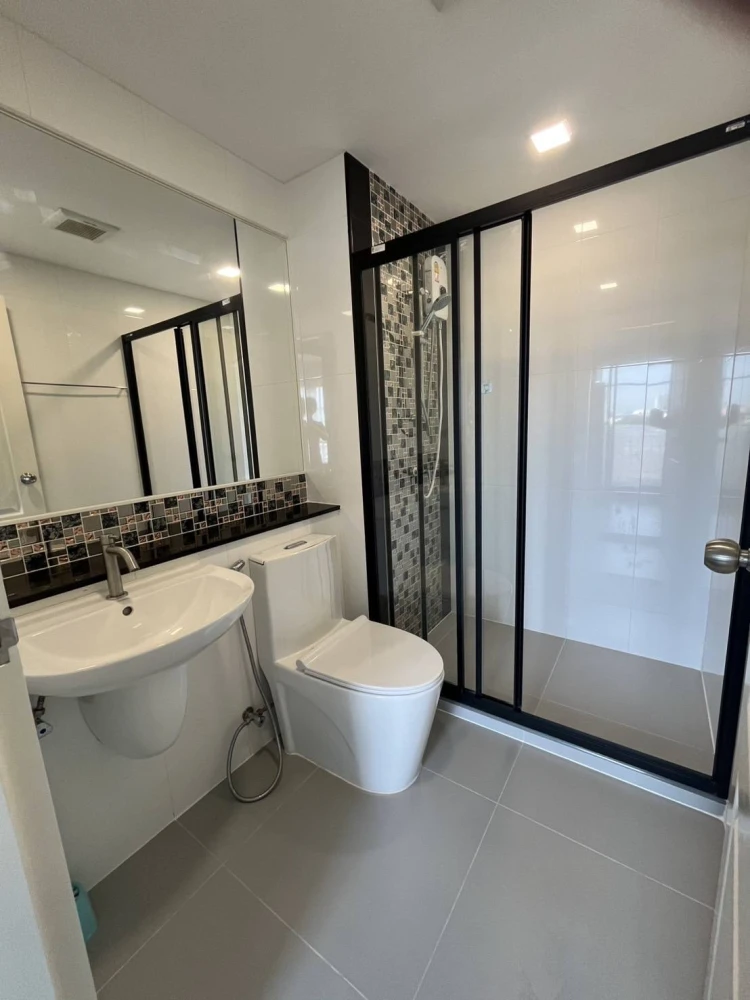 Condo for rent: The One Plus D Huamak 12. Each unit is partitioned into separate, well-defined zones. Great value! Book now, don't wait!