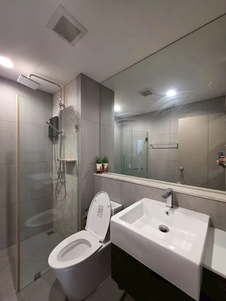 Condo for rent, The Politan Rive. Nicely decorated unit with high-quality built-in furniture. Pleasant atmosphere, corner unit, no shared walls. Book