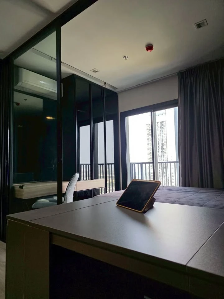 Condo for rent, The Politan Rive. Nicely decorated unit with high-quality built-in furniture. Pleasant atmosphere, corner unit, no shared walls. Book