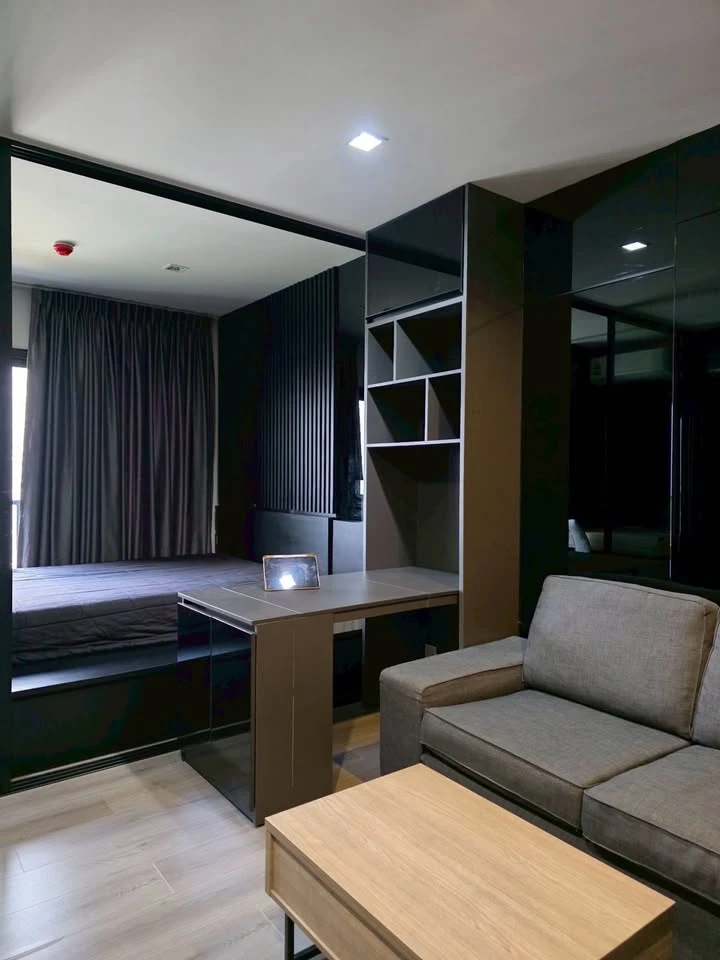 Condo for rent, The Politan Rive. Nicely decorated unit with high-quality built-in furniture. Pleasant atmosphere, corner unit, no shared walls. Book