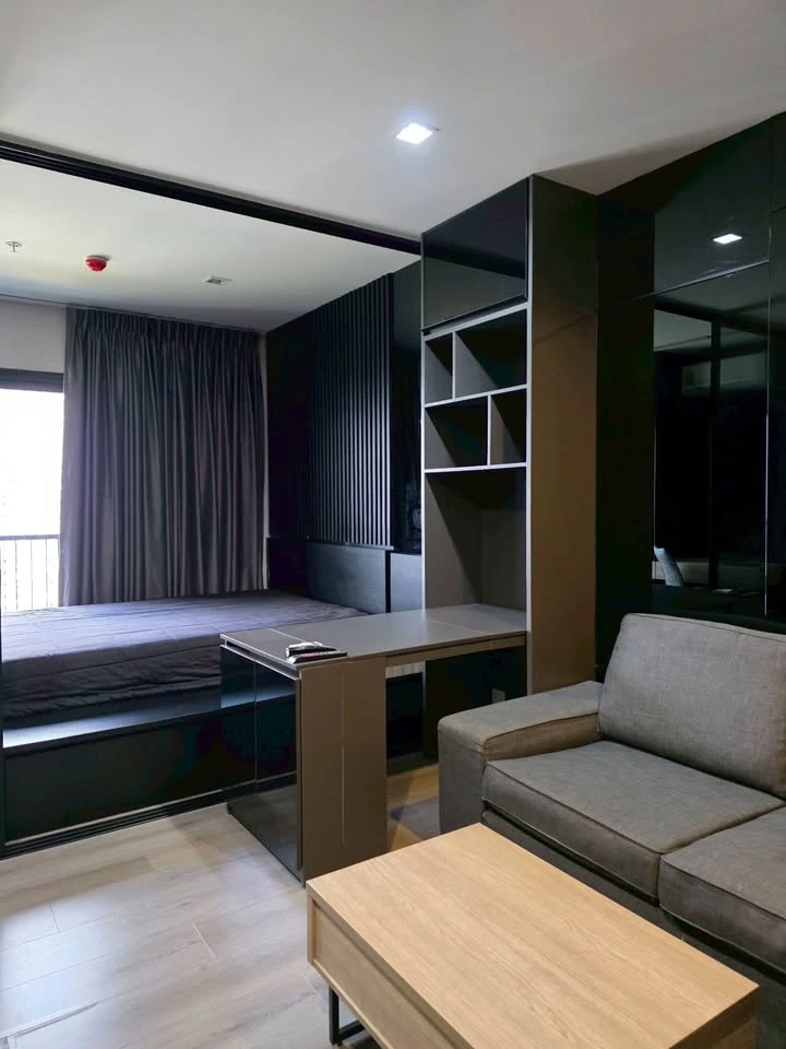Condo for rent, The Politan Rive. Nicely decorated unit with high-quality built-in furniture. Pleasant atmosphere, corner unit, no shared walls. Book