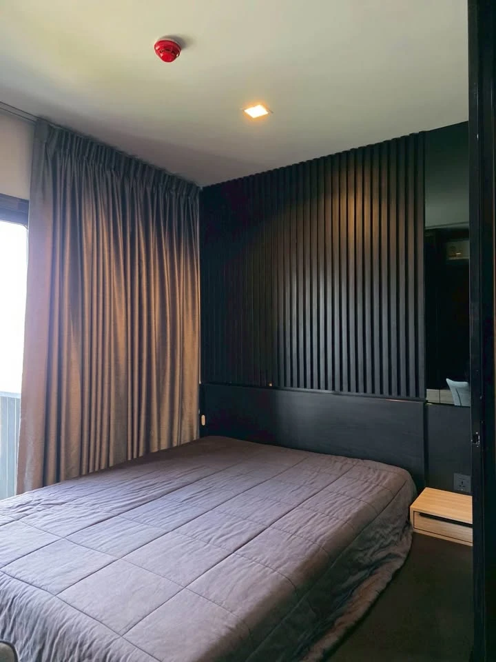 Condo for rent, The Politan Rive. Nicely decorated unit with high-quality built-in furniture. Pleasant atmosphere, corner unit, no shared walls. Book