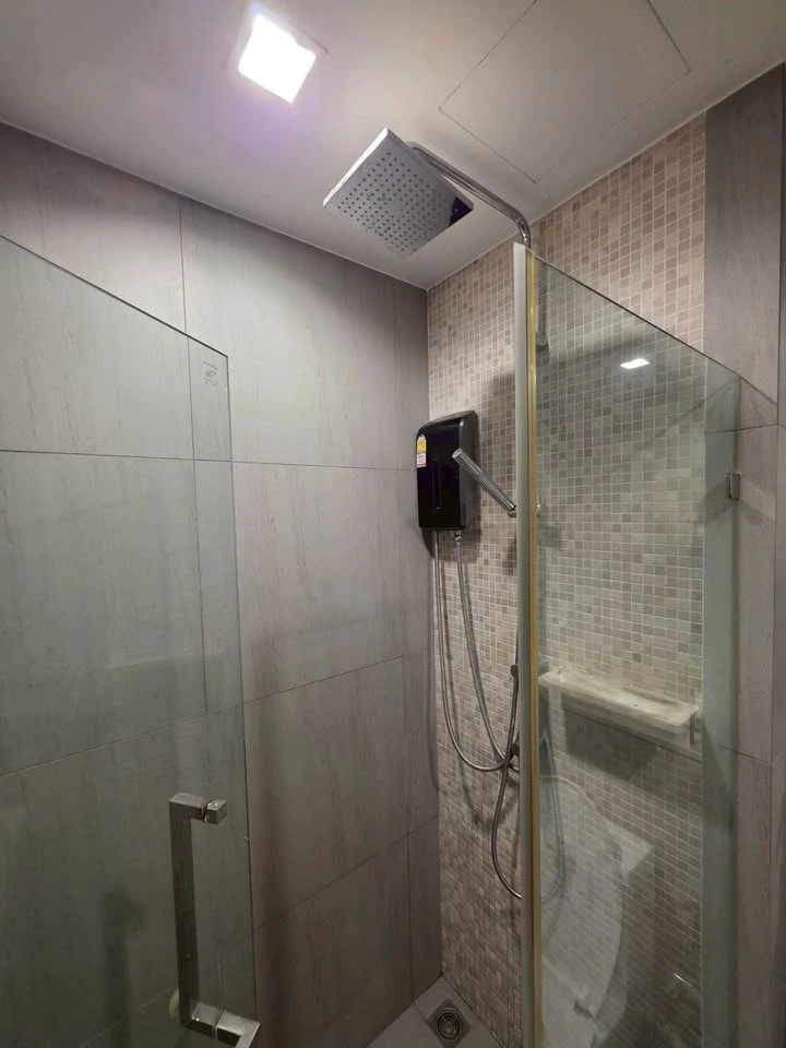Condo for rent, The Politan Rive. Nicely decorated unit with high-quality built-in furniture. Pleasant atmosphere, corner unit, no shared walls. Book