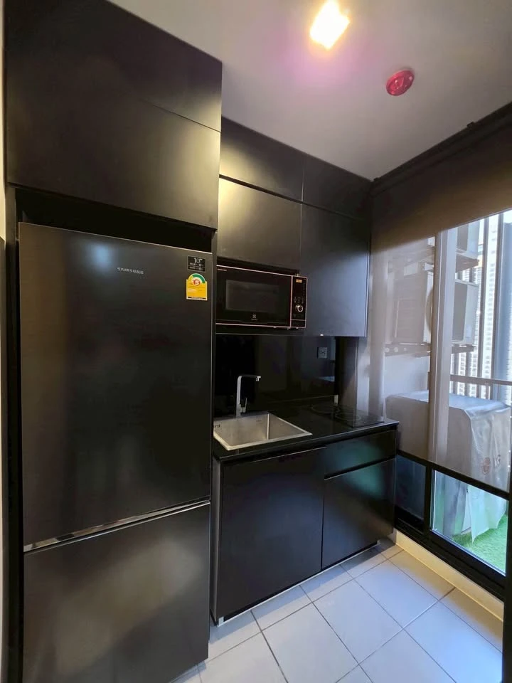 Condo for rent, The Politan Rive. Nicely decorated unit with high-quality built-in furniture. Pleasant atmosphere, corner unit, no shared walls. Book