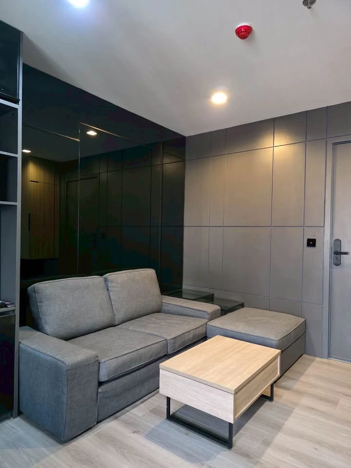 Condo for rent, The Politan Rive. Nicely decorated unit with high-quality built-in furniture. Pleasant atmosphere, corner unit, no shared walls. Book