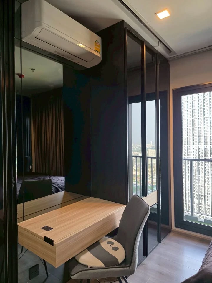 Condo for rent, The Politan Rive. Nicely decorated unit with high-quality built-in furniture. Pleasant atmosphere, corner unit, no shared walls. Book