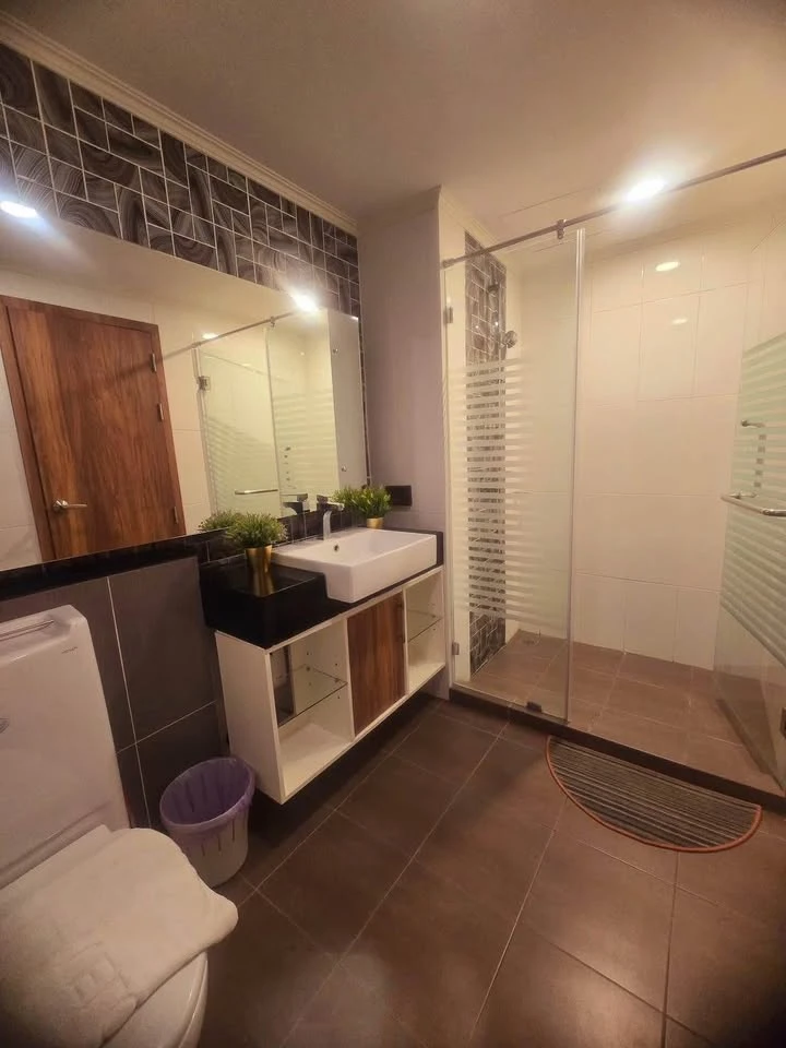 For rent Dusit Grand Park, large room, comfortable living, plenty of usable space, convenient and complete here. Come and reserve now.