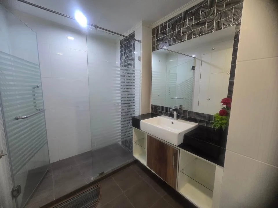 For rent Dusit Grand Park, large room, comfortable living, plenty of usable space, convenient and complete here. Come and reserve now.