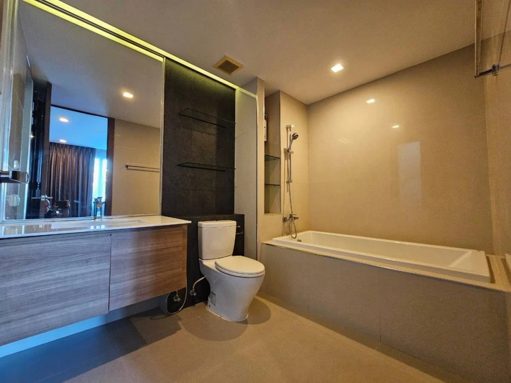 For rent Green Lake Condo Sriracha, spacious room, comes with usable space, good price, hurry and book now.