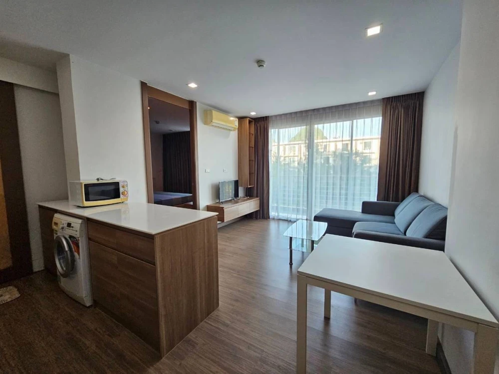 For rent Green Lake Condo Sriracha, spacious room, comes with usable space, good price, hurry and book now.