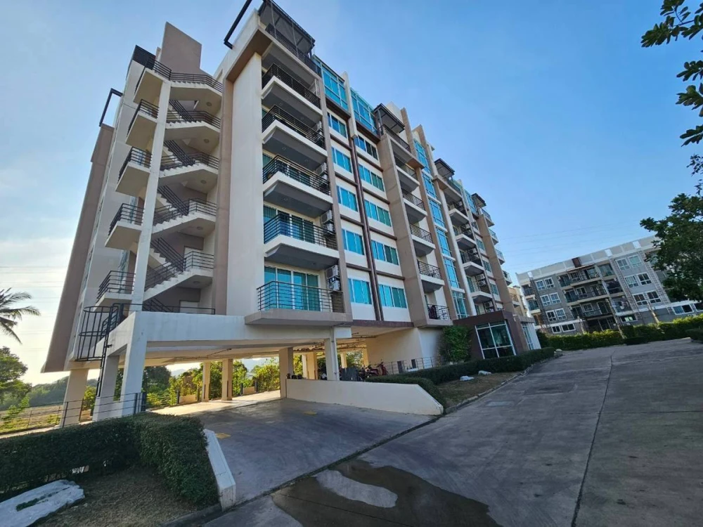 For rent Green Lake Condo Sriracha, spacious room, comes with usable space, good price, hurry and book now.