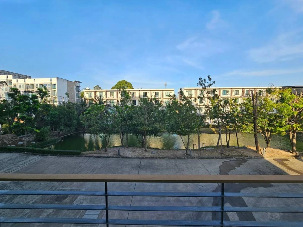 For rent Green Lake Condo Sriracha, spacious room, comes with usable space, good price, hurry and book now.