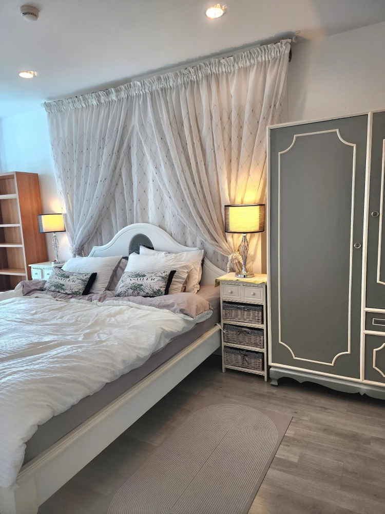 For rent Ideo Mobi Charan Interchange, a beautifully decorated room on the 11th floor with a view of the pool, comes with a great price, hurry and boo