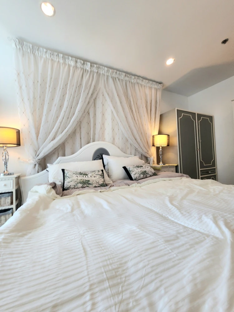 For rent Ideo Mobi Charan Interchange, a beautifully decorated room on the 11th floor with a view of the pool, comes with a great price, hurry and boo