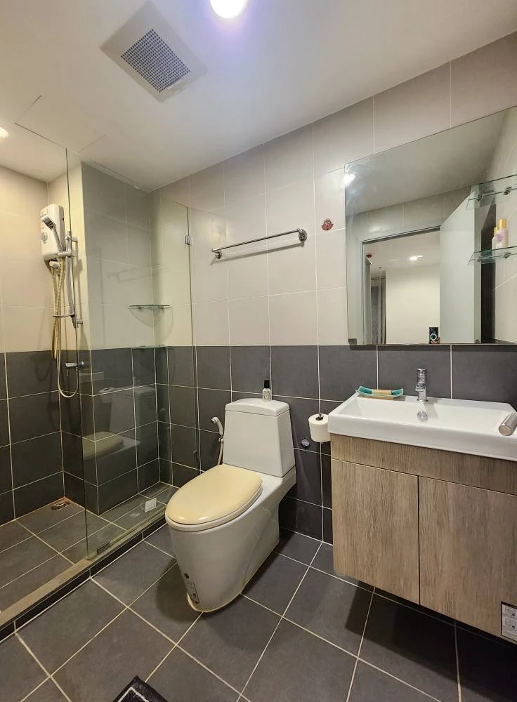 For rent Ideo Mobi Charan Interchange, a beautifully decorated room on the 11th floor with a view of the pool, comes with a great price, hurry and boo