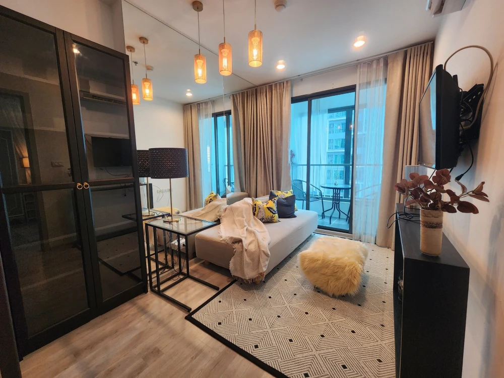 For rent Ideo Mobi Charan Interchange, a beautifully decorated room on the 11th floor with a view of the pool, comes with a great price, hurry and boo