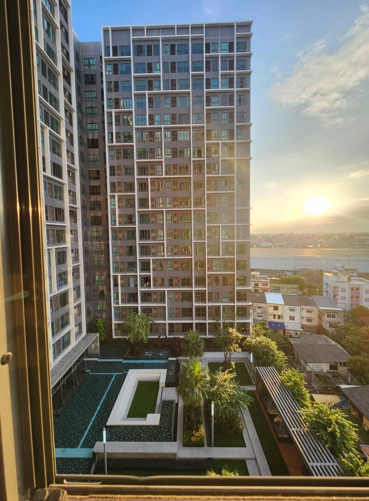 For rent Ideo Mobi Charan Interchange, a beautifully decorated room on the 11th floor with a view of the pool, comes with a great price, hurry and boo