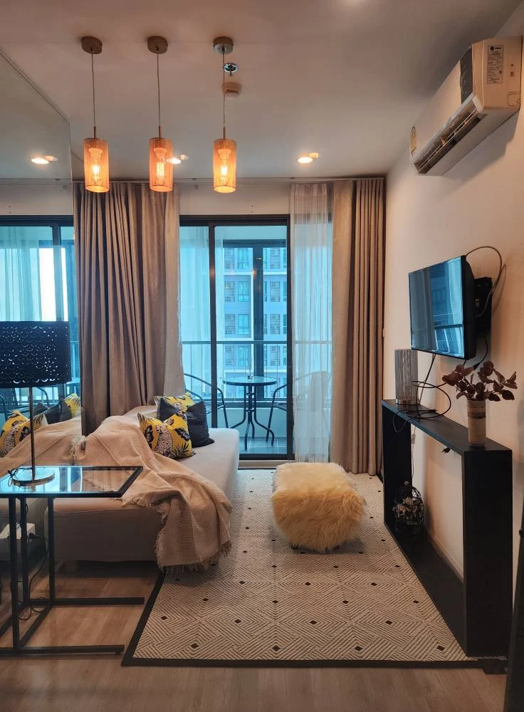 For rent Ideo Mobi Charan Interchange, a beautifully decorated room on the 11th floor with a view of the pool, comes with a great price, hurry and boo