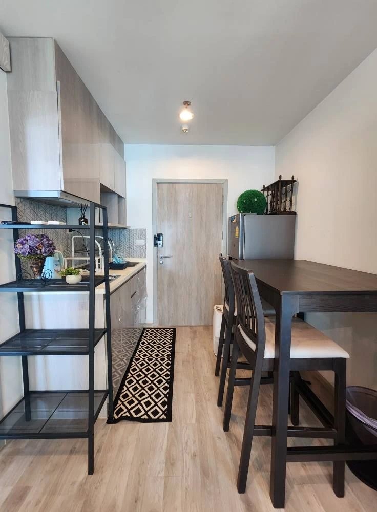 For rent Ideo Mobi Charan Interchange, a beautifully decorated room on the 11th floor with a view of the pool, comes with a great price, hurry and boo
