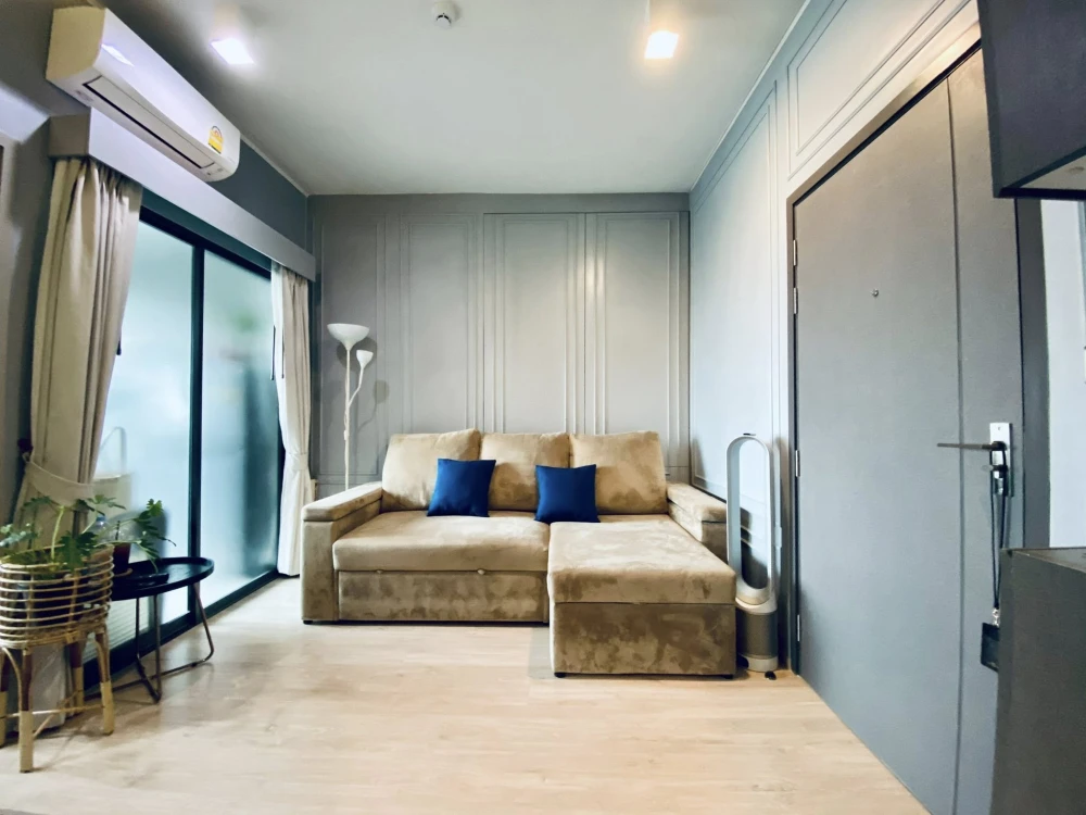 For rent: IDEO NEW RAMA9. Nicely furnished unit with high-quality built-in features. Amazing price! Book now! Don't miss out!