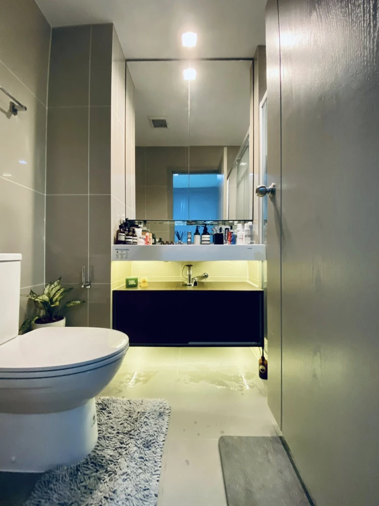 For rent: IDEO NEW RAMA9. Nicely furnished unit with high-quality built-in features. Amazing price! Book now! Don't miss out!
