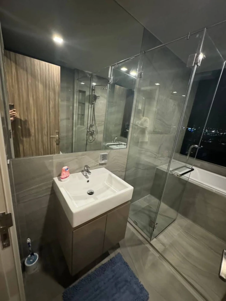 For rent IDEO Q Sukhumvit 36, decorated room, built in throughout the room, 17th floor, high view, must book now, don't wait.