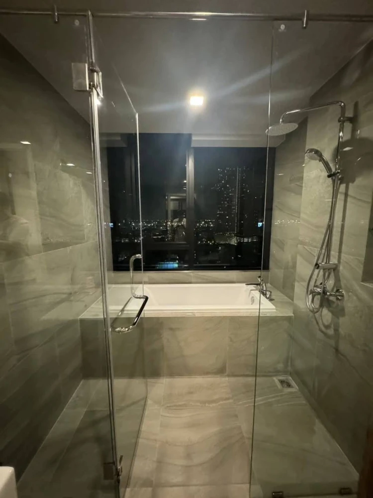 For rent IDEO Q Sukhumvit 36, decorated room, built in throughout the room, 17th floor, high view, must book now, don't wait.