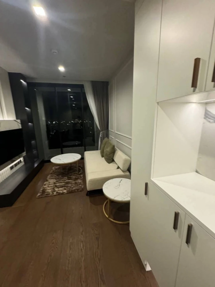 For rent IDEO Q Sukhumvit 36, decorated room, built in throughout the room, 17th floor, high view, must book now, don't wait.