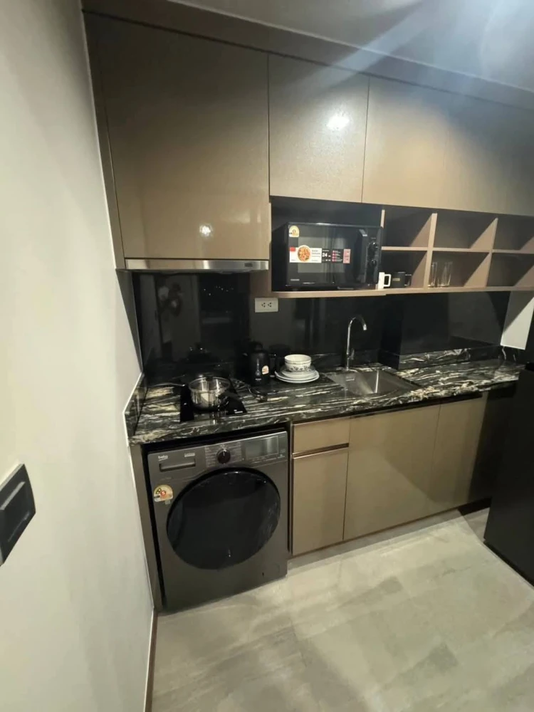 For rent IDEO Q Sukhumvit 36, decorated room, built in throughout the room, 17th floor, high view, must book now, don't wait.