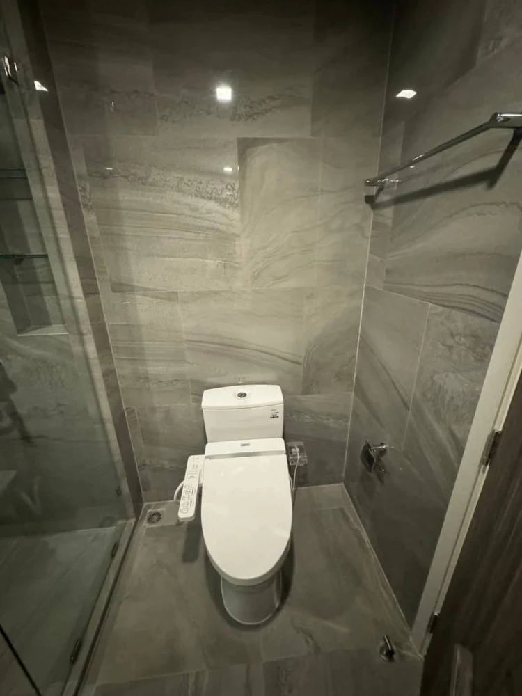For rent IDEO Q Sukhumvit 36, decorated room, built in throughout the room, 17th floor, high view, must book now, don't wait.