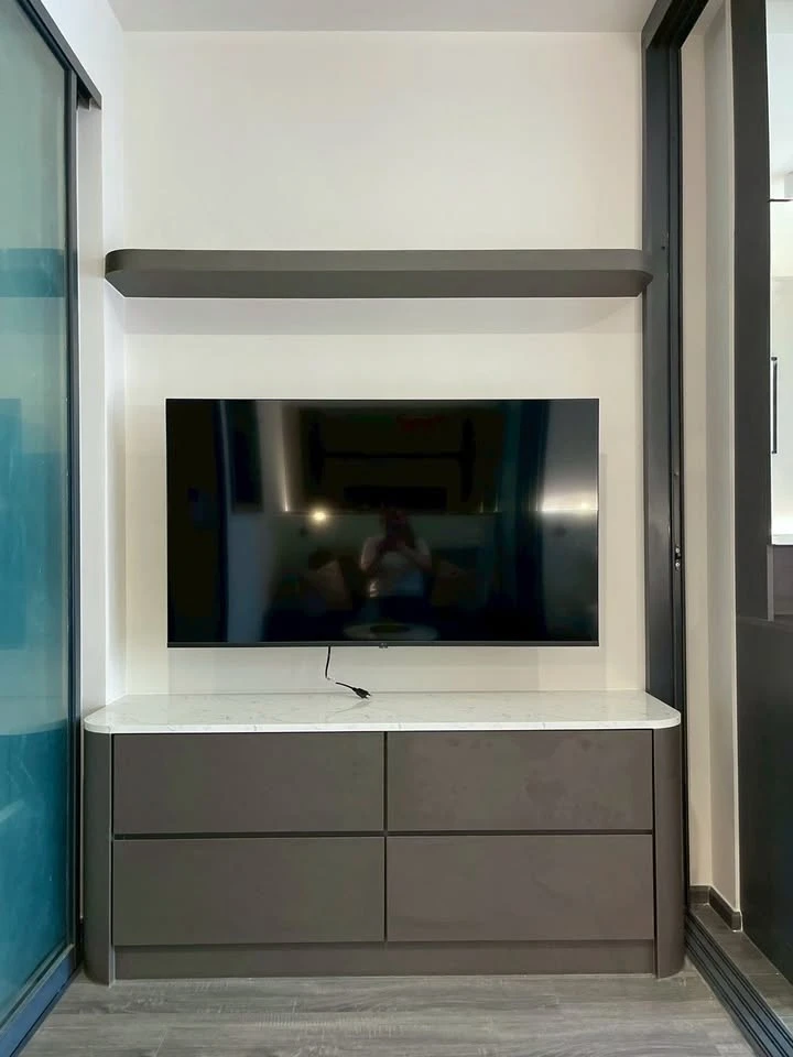 FOR RENT Ideo Sukhumvit - Rama 4. Nicely decorated room with built-in furniture throughout. Just bring your suitcase and move in!