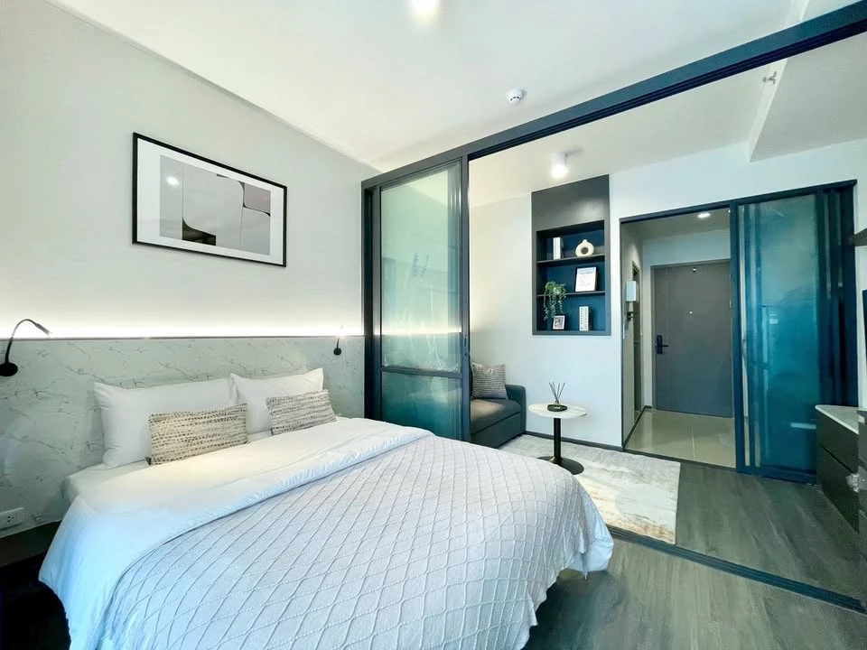 FOR RENT Ideo Sukhumvit - Rama 4. Nicely decorated room with built-in furniture throughout. Just bring your suitcase and move in!