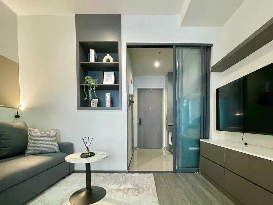 FOR RENT Ideo Sukhumvit - Rama 4. Nicely decorated room with built-in furniture throughout. Just bring your suitcase and move in!