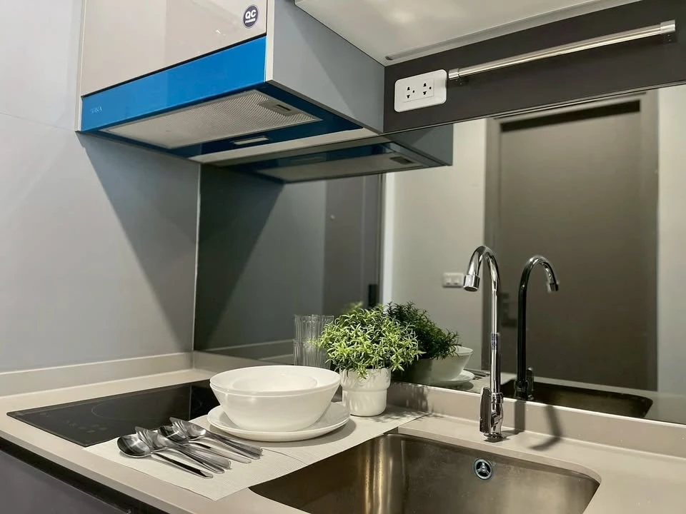 FOR RENT Ideo Sukhumvit - Rama 4. Nicely decorated room with built-in furniture throughout. Just bring your suitcase and move in!