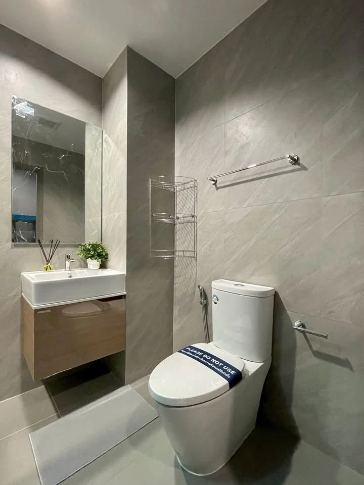 FOR RENT Ideo Sukhumvit - Rama 4. Nicely decorated room with built-in furniture throughout. Just bring your suitcase and move in!