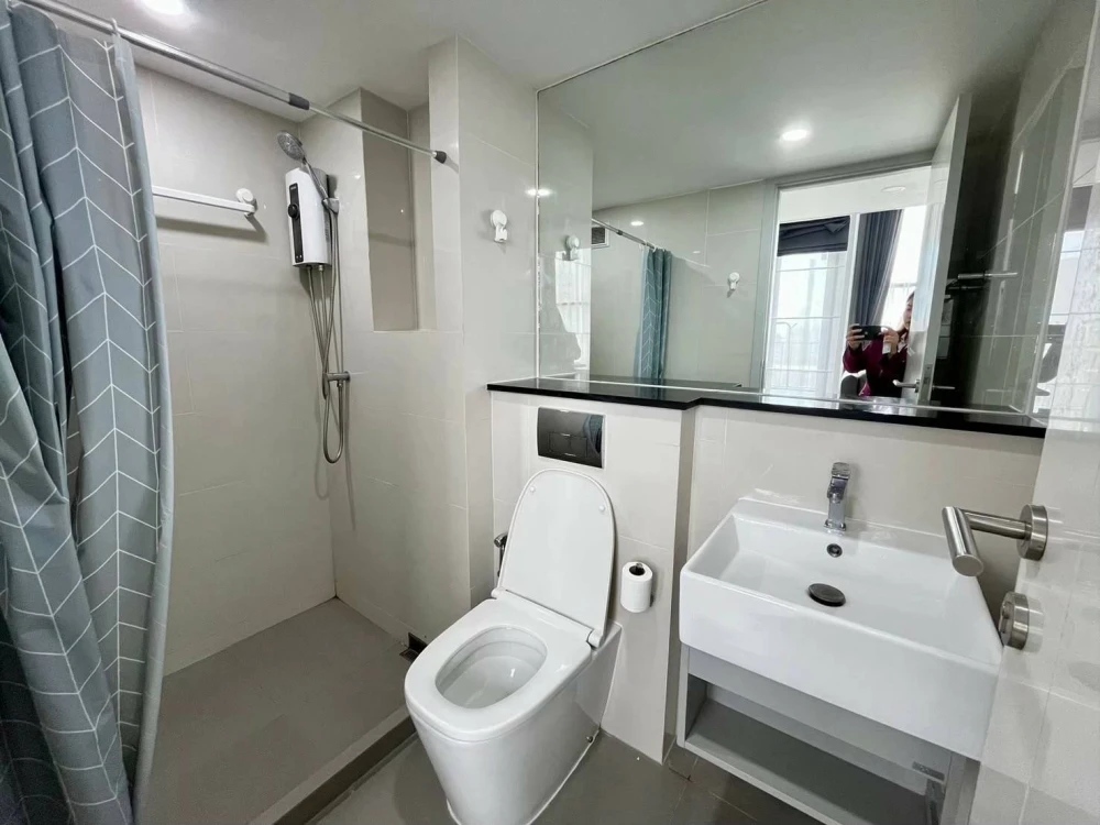 For rent Knightsbridge Prime Sathorn, 40th floor, high view, lots of usable space. If you don't book, you'll regret it.