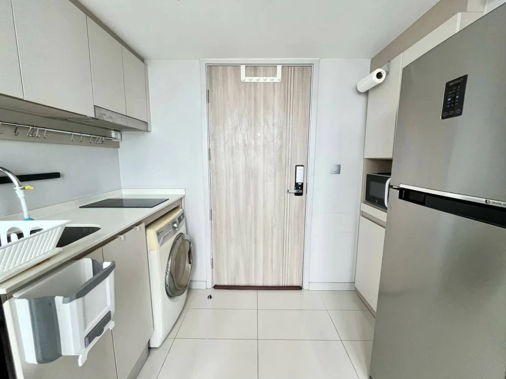 For rent Knightsbridge Prime Sathorn, 40th floor, high view, lots of usable space. If you don't book, you'll regret it.