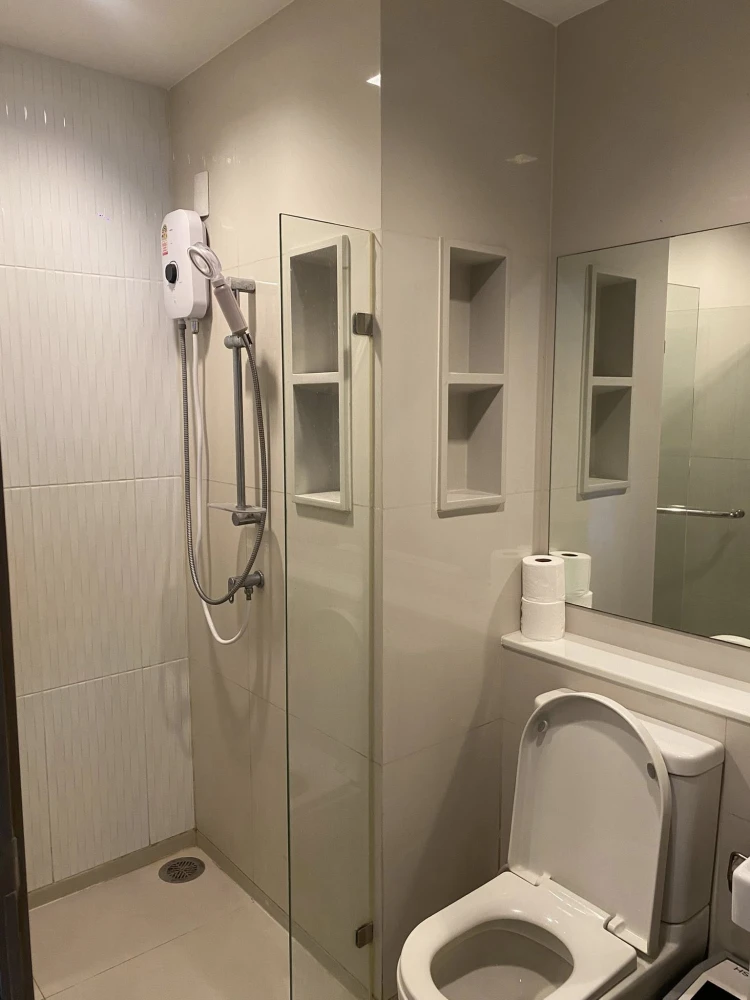 For rent Life Asoke - Rama9 ห้องพร้อมอยู่ เฟอร์ เครื่องใช้ไฟฟ้าครบ ราคาอย่างโดน มาจองเลย อย่าพลาด