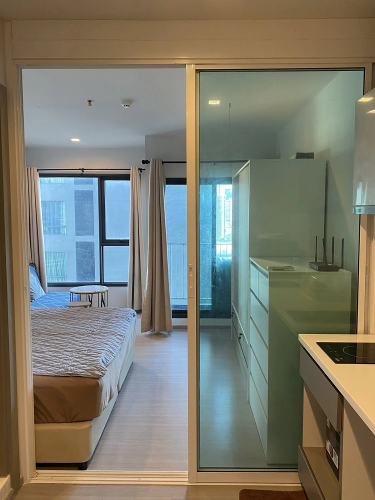 For rent Life Asoke - Rama9 ห้องพร้อมอยู่ เฟอร์ เครื่องใช้ไฟฟ้าครบ ราคาอย่างโดน มาจองเลย อย่าพลาด